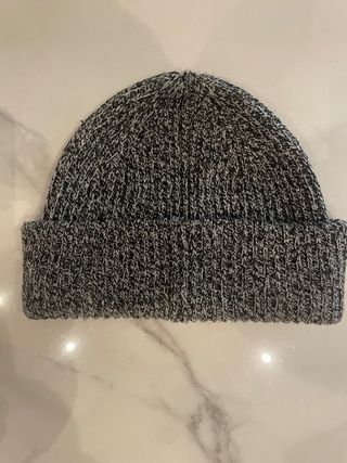 Cappellino grigio e nero