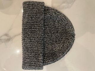 Cappellino grigio e nero