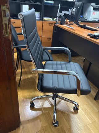 Silla de oficina negra con base metálica