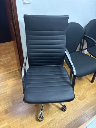 Silla de oficina negra con base metálica