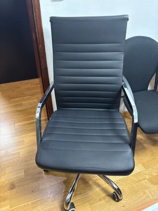 Silla de oficina negra con base metálica