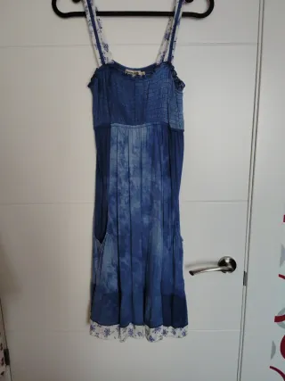 Vestido azul con tirantes florales