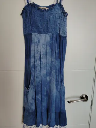 Vestido azul con tirantes florales