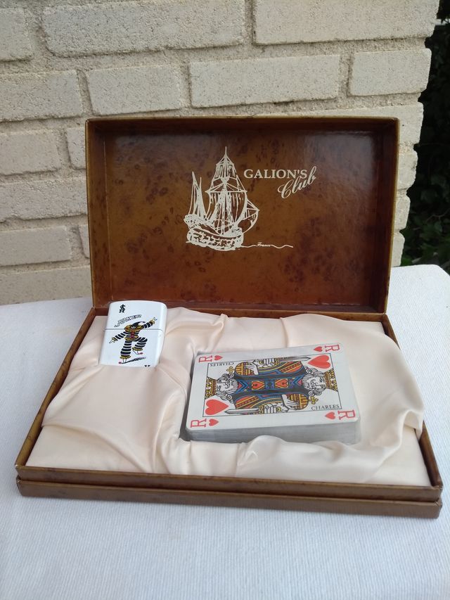 Estuche con mechero y cartas