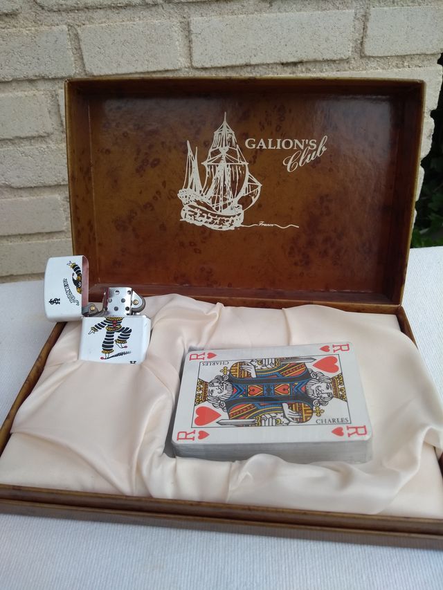 Estuche con mechero y cartas