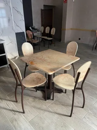 Mesa y sillas