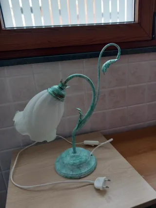 Lampada da comodino design floreale