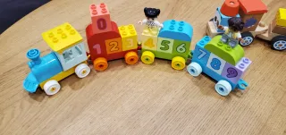 Set di giocattoli per treni e costruzioni in blocchi