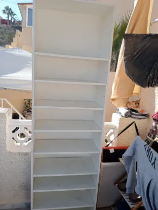 Estantería blanca de madera