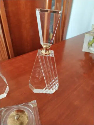 Juego tocador metacrilato detalles dorados