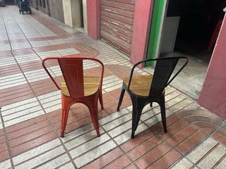Sillas metálicas con asiento de madera