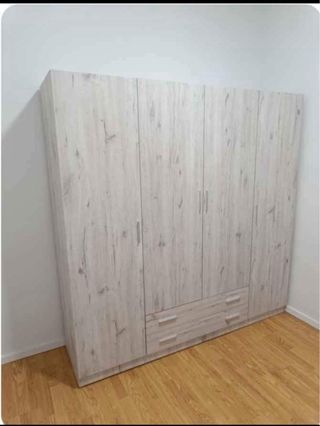 Armario de madera beige y blanco