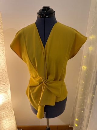 Camicia gialla con nodo sul davanti