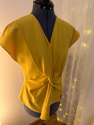 Camicia gialla con nodo sul davanti