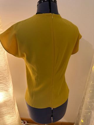 Camicia gialla con nodo sul davanti