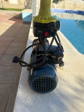 Bomba de agua para sacar agua de un pozo