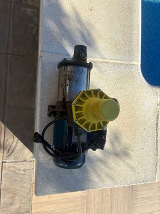 Bomba de agua para sacar agua de un pozo