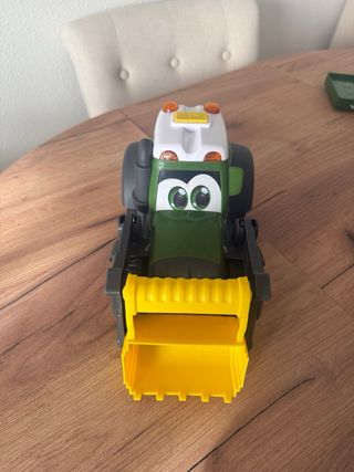 Tractor de juguete verde con pala