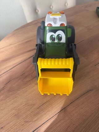 Tractor de juguete verde con pala