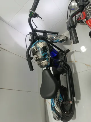 Moto eléctrica infantil con diseño