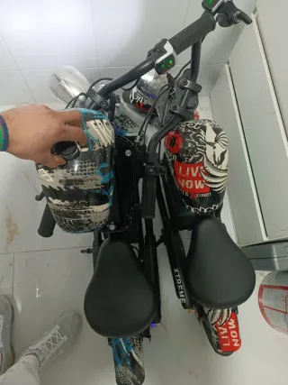 Moto eléctrica infantil con diseño