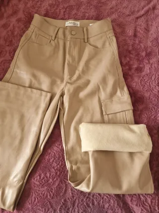 Pantalones cargo beige efecto piel Blusa verde