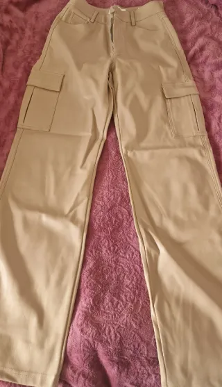 Pantalones cargo beige efecto piel Blusa verde