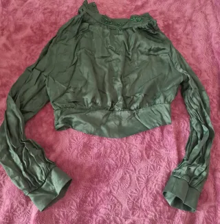 Pantalones cargo beige efecto piel Blusa verde