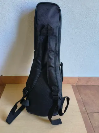 Ukelele con funda