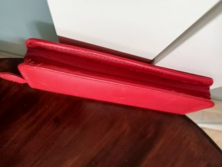 Estuche rojo para bolígrafo y lápiz