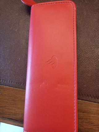 Estuche rojo para bolígrafo y lápiz
