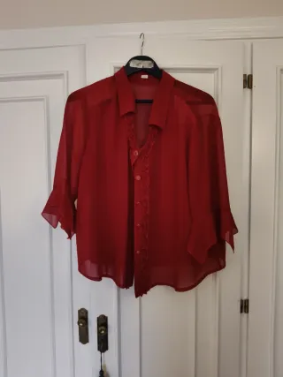Blusa roja con volantes