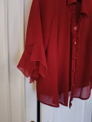 Blusa roja con volantes