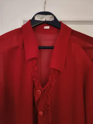 Blusa roja con volantes