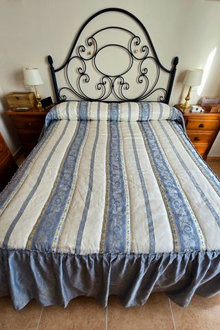 Colcha de cama estampada con volante