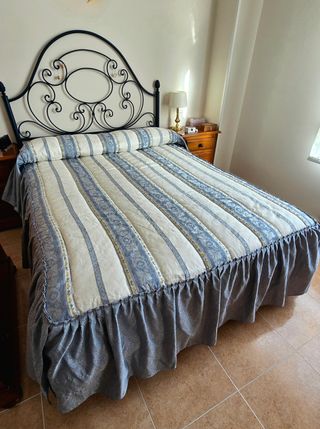 Colcha de cama estampada con volante