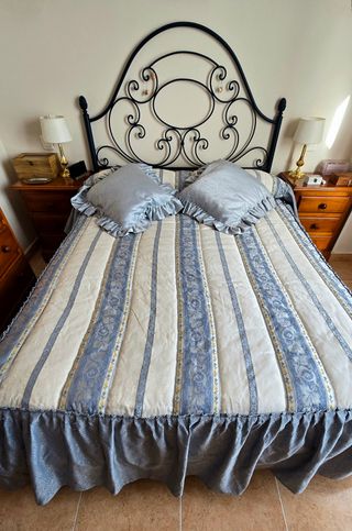 Colcha de cama estampada con volante