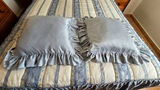 Colcha de cama estampada con volante