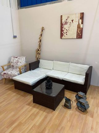 Sofá de terraza con mesa auxiliar