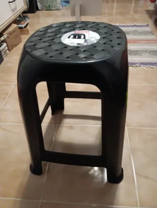 Taburete de plástico negro nuevo