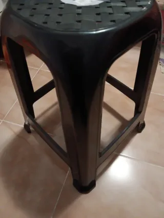 Taburete de plástico negro nuevo