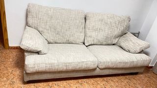 Sofá de tela beige y marrón