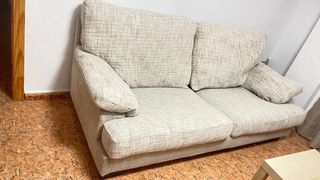 Sofá de tela beige y marrón
