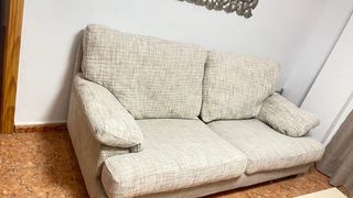 Sofá de tela beige y marrón