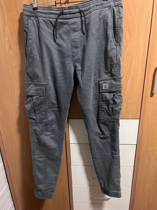 Pantalón cargo gris hombre