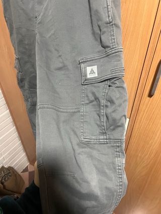 Pantalón cargo gris hombre