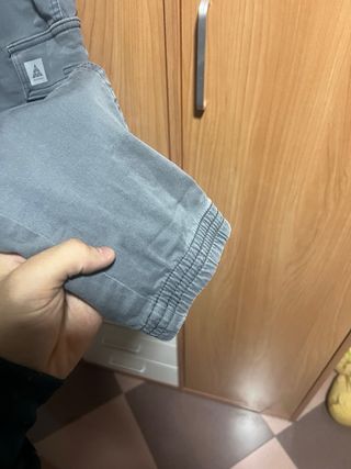 Pantalón cargo gris hombre