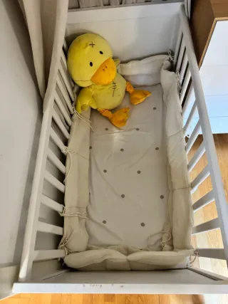 Cuna infantil con colchón, en perfecto estado