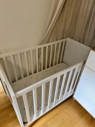 Cuna infantil con colchón, en perfecto estado
