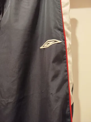 Pantalón chándal Umbro azul y rojo